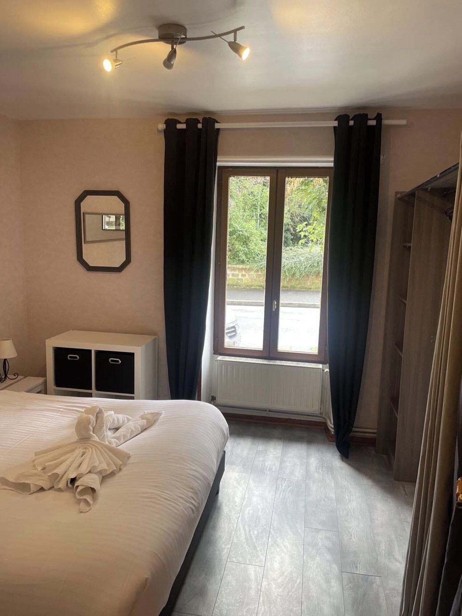 2 soverom, skrivebord, lydisolert og strykejern/-brett