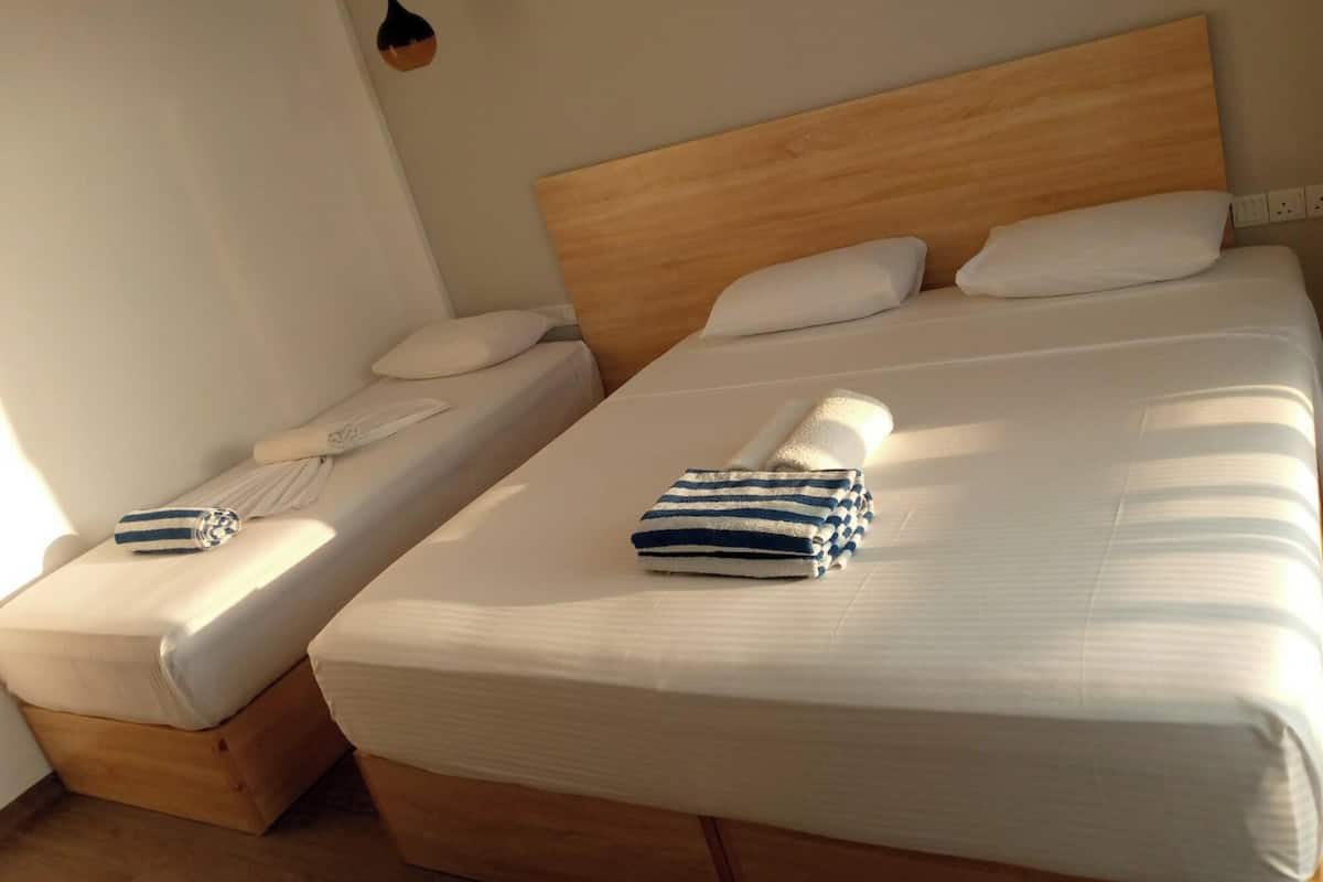 Bộ đồ giường kháng dị ứng, minibar, két bảo mật tại phòng