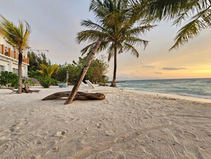 Private beach, white sand, scuba diving, snorkeling - The Sunset Villa (Dhiffushi)