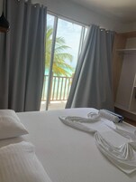 Roupas de cama antialérgicas, frigobar, cofres nos quartos