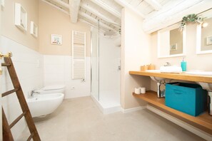 Shower, hair dryer, bidet, towels - Casa Cantore Close to the Walls (Lucca)