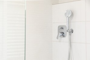 Dutxa, assecador de cabells, bidet i tovalloles