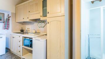 Réfrigérateur, micro-ondes, chaise haute