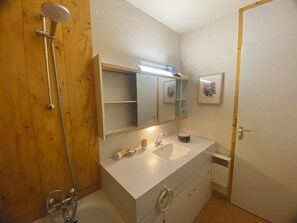 Haartrockner, Handtücher, Seife, Toilettenpapier