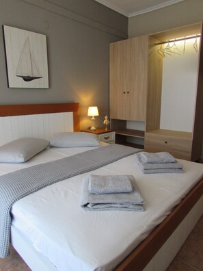 1 habitación, tabla de planchar con plancha, wifi gratis y ropa de cama 