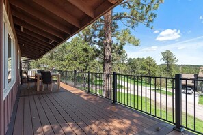 Outdoor dining - Pinedale Haven  Retreat (Rapid City)