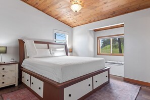 3 chambres, fer et planche à repasser, lit de bébé portatif