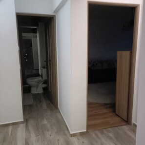 Een douche, een haardroger, handdoeken, zeep