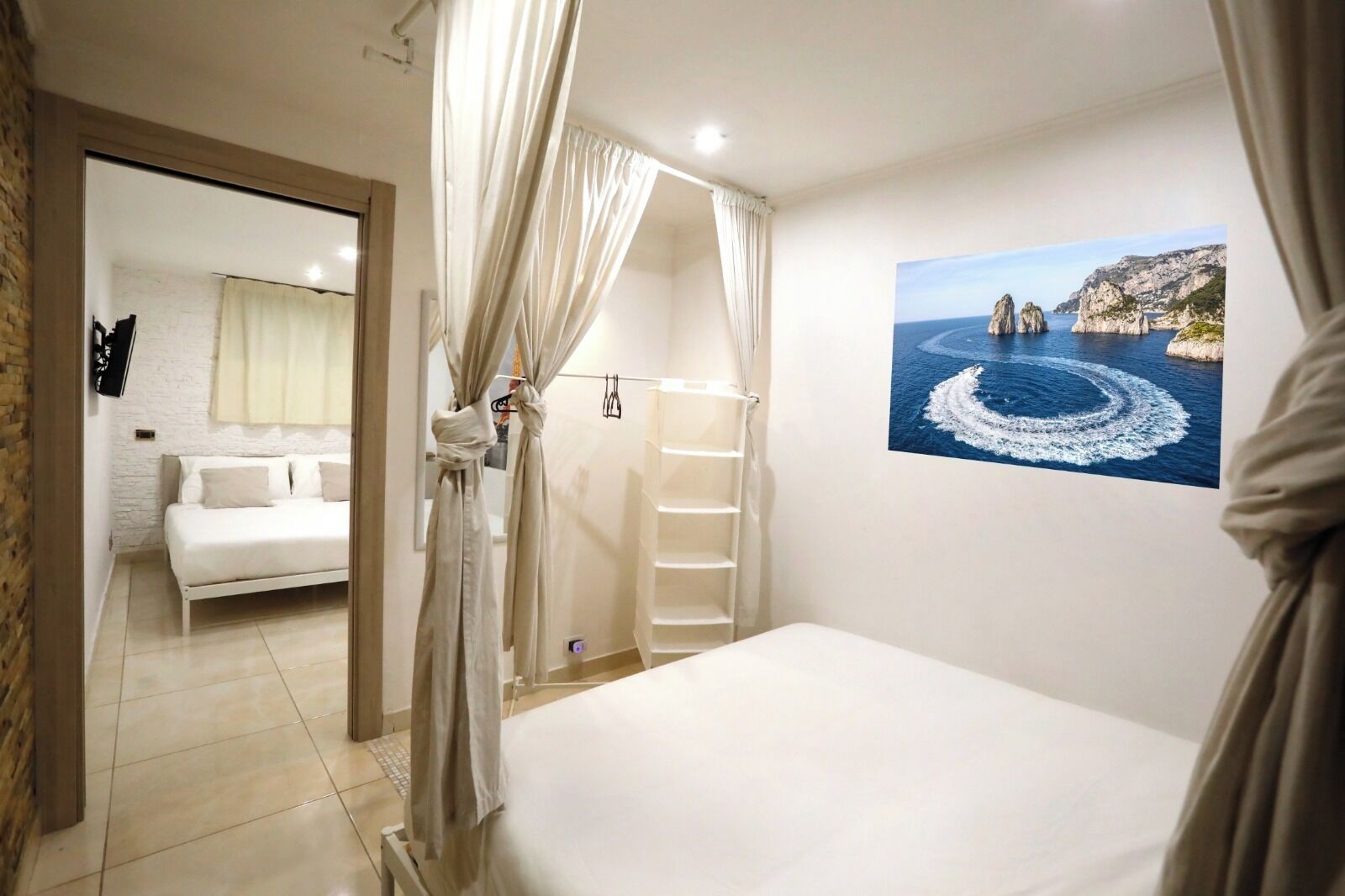 2 camere, una scrivania, ferro/asse da stiro, culla da viaggio