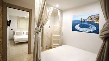 2 camere, una scrivania, ferro/asse da stiro, culla da viaggio