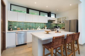 Réfrigérateur, four à micro-ondes, un four, surface de cuisson