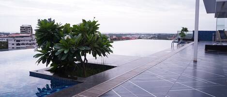 Infinity pool