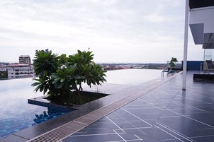 室外游泳池，07:00 至 19:00 开放，日光浴躺椅