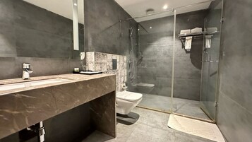Ducha, secador de pelo, pantuflas, toallas