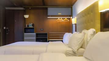 Deluxe Room | 1 bedroom, in-room safe, desk, laptop workspace