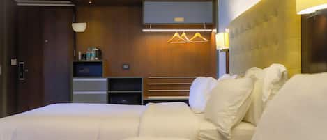 Deluxe Room | 1 bedroom, in-room safe, desk, laptop workspace