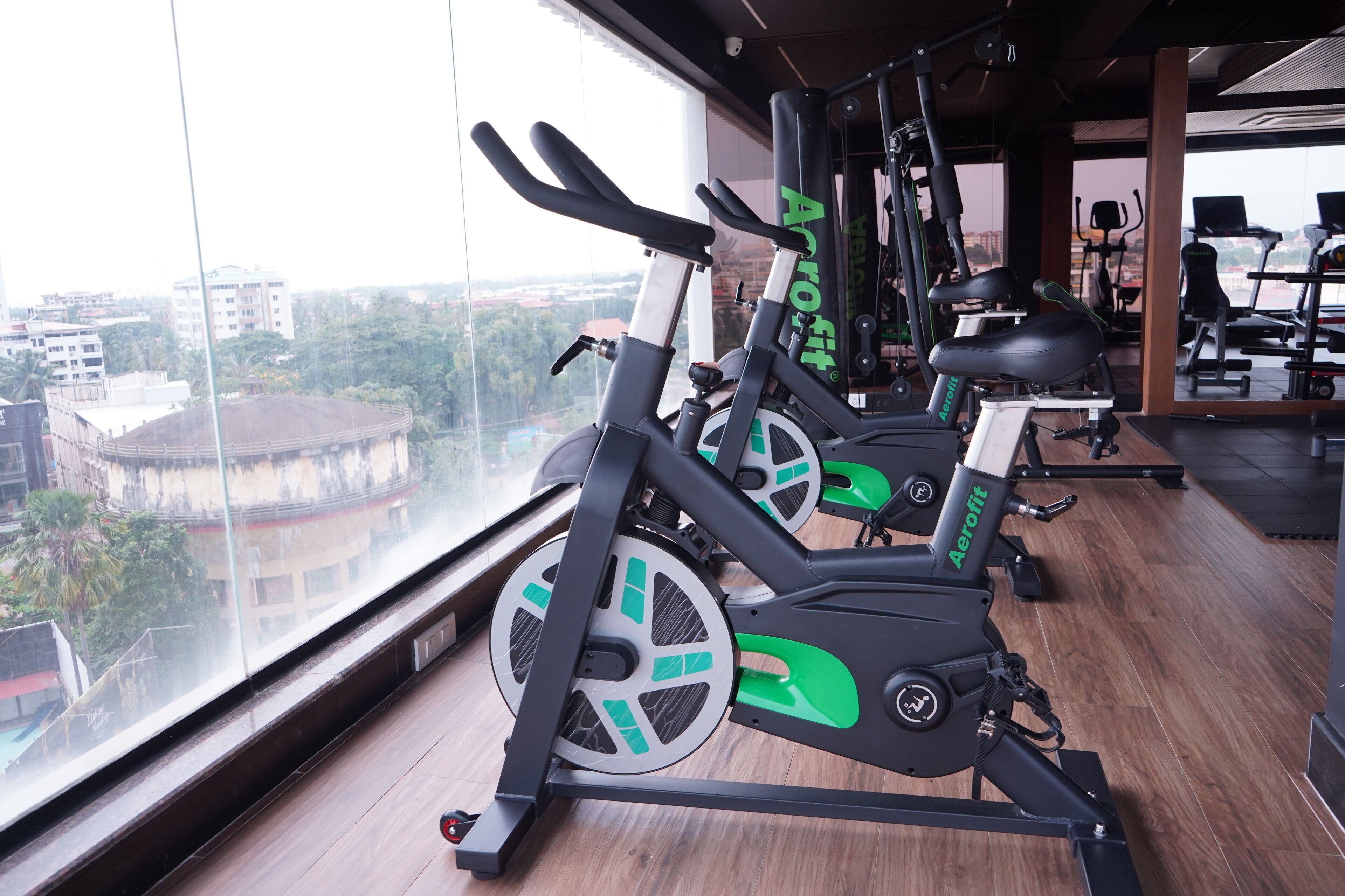 Un gimnasio con bicicletas estáticas, cinta de correr y máquina de remo.