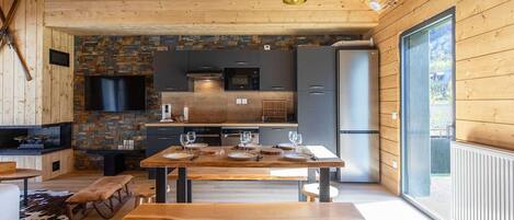 Réfrigérateur, micro-ondes, plaque de cuisson, lave-vaisselle