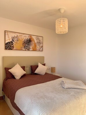 1 slaapkamer, een strijkplank/strijkijzer, wifi, beddengoed