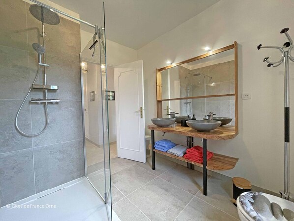 Bathroom - Spacious house for 15 people with garden and pets allowed (Longny-au-Perche)