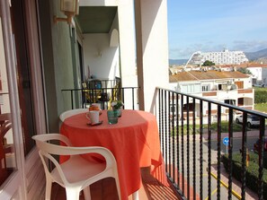 Outdoor dining - Beachfront Apartment with Terrace in Empuriabrava (Ampuriabrava)