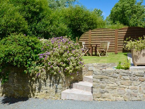 Charmante maison en pierre, jardin clos au Val de Saire