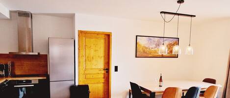 Réfrigérateur, micro-ondes, four, lave-vaisselle