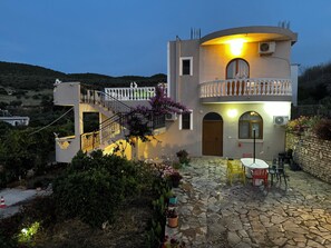 تناول الطعام بالخارج