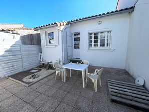 Outdoor dining - Charming Vacation Home Near Beach with Terrace & Parking (La Tranche-sur-Mer)