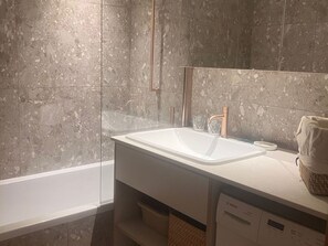 Bathroom - 4-room apartment, 8 people, parking, ski slopes (Saint-Gervais-les-Bains)