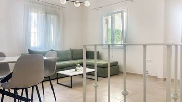 Basic House | Living area | Flat-screen TV
