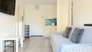 Living area - Modern Apartment with Terrace, A/C, Near Beach and Shops, for 4 Pax - Le Lavandou (Le Lavandou)