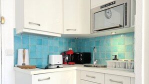 Private kitchen - Modern Apartment with Terrace, A/C, Near Beach and Shops, for 4 Pax - Le Lavandou (Le Lavandou)