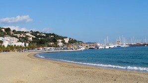 Beach - Modern Apartment with Terrace, A/C, Near Beach and Shops, for 4 Pax - Le Lavandou (Le Lavandou)