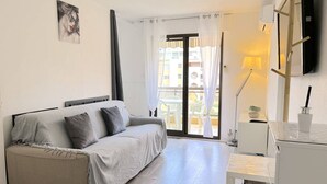 Living area - Modern Apartment with Terrace, A/C, Near Beach and Shops, for 4 Pax - Le Lavandou (Le Lavandou)
