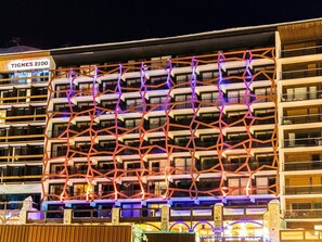 A multi-story hotel with a distinctive geometric facade and balconies. - PREMIUM 5-room apartment for 8 people in Tignes (Tignes)