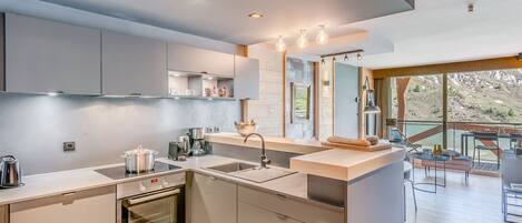 Fridge, microwave, oven, dishwasher