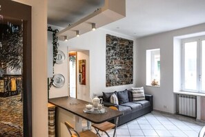 Design Apartment | Living area | 40-inch flat-screen TV with satellite channels - Lia Apartment 2 (La Spezia)