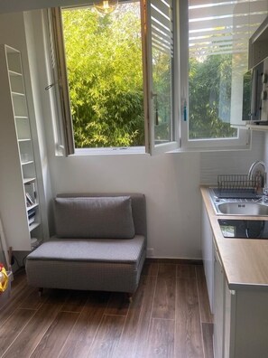 Geladeira, micro-ondas, cooktop, cafeteira/chaleira