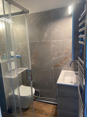 Shower, hair dryer, towels, soap - Studio next to the Albert KAHN garden (Boulogne-Billancourt)
