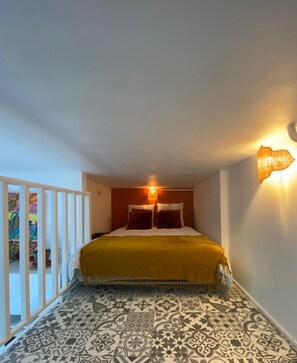 1 quarto, escrivaninha, ferros/tábuas de passar roupa, roupa de cama