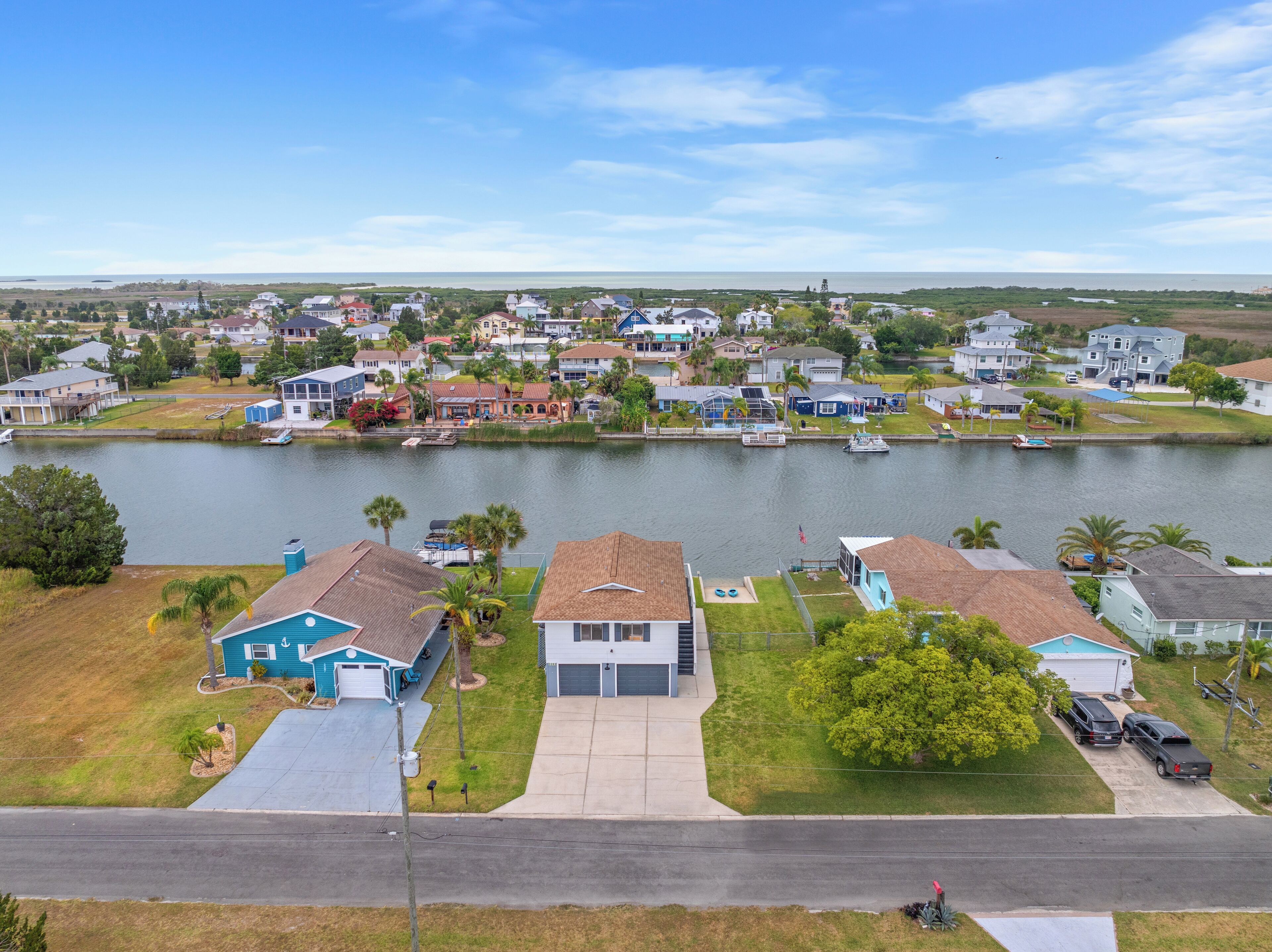 Cozy beach house on beautiful canal, Boatramp on property for up to 20 ft vessel