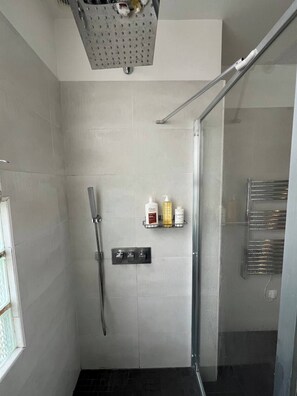 Ducha, secador de pelo, toallas y jabón