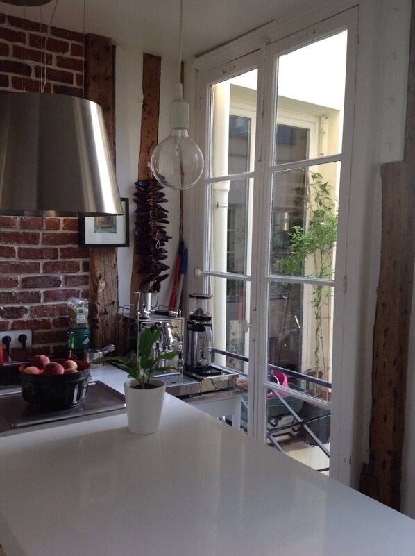 Fridge, microwave, oven, stovetop - Center of Paris - Spacious and bright urban flat - 3 bedrooms (Paris)