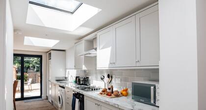 Apple Blossom - Central Henley with free road parking