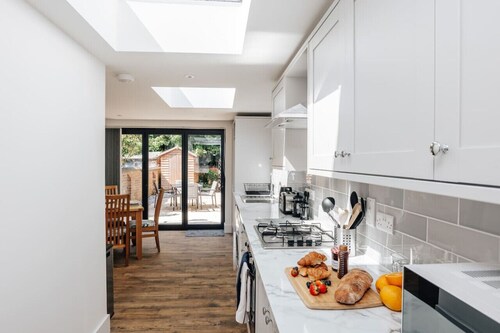 Apple Blossom - Central Henley with free road parking