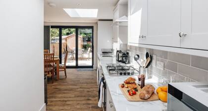 Apple Blossom - Central Henley with free road parking