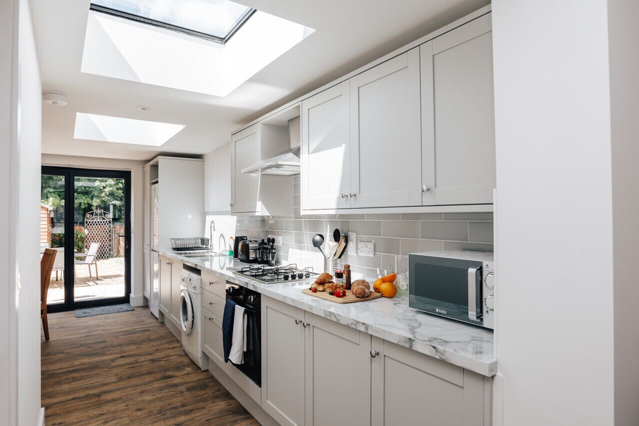 Jääkaappi, mikroaaltouuni, uuni, astianpesukone