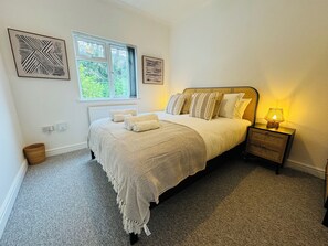 Deluxe appartement, 1 slaapkamer, balkon, uitzicht op tuin | 1 slaapkamer, gratis wifi, beddengoed