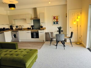 Apartamento luxo, 1 quarto, sacada, vista para o jardim | Cozinha privada | Cadeirão de bebê